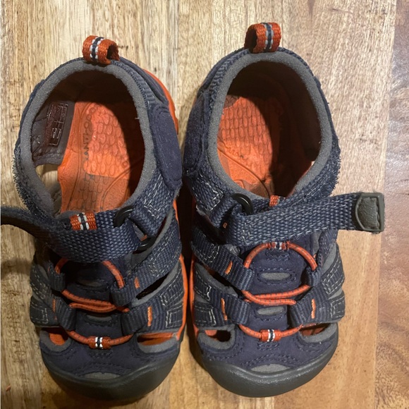 - Toddler size 7 keen water sandal - Picture 1 of 7